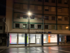 Laden/Büro in stark frequentierter "Ampellage" mit großer Schaufensterfront - Sicht bei Nacht