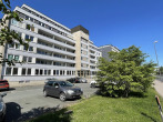 Gebäudeansicht - Barrierefreies 2-Zi.-Apartment mit EBK, Balkon u. begehbarem Duschbad,