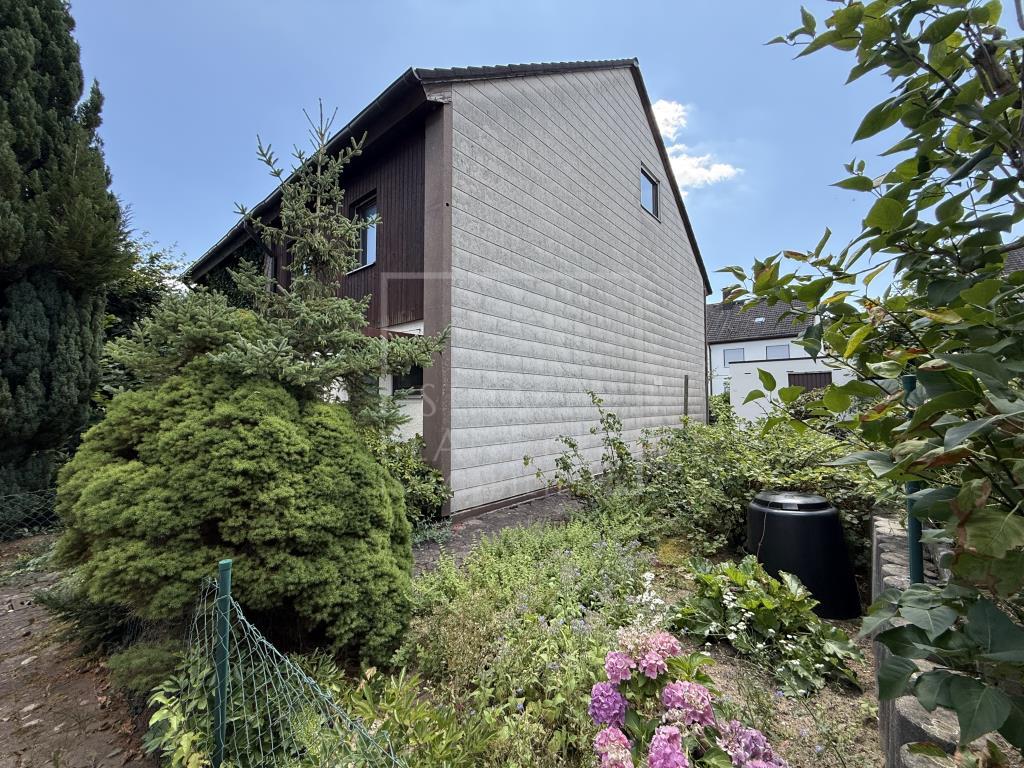 seitlicher Gartenbereich