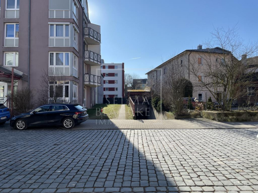Tiefgarageneinfahrt