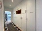 ATTRAKTIVER KAUFPREIS!! - Demnächst bezugsfreie, komplett modernisierte 3,5-Zimmer-ETW mit hochwertiger Einbauküche - Flur - Sicht zur Wohnküche