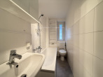 Badezimmer - Attraktive 2-Zi.-Wohnung mit EBK und Balkon, frei ab 05/26